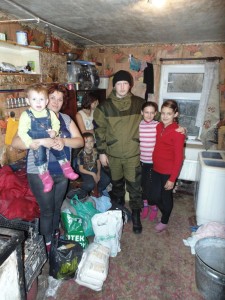 Передача продуктовой помощи многодетной семье. Миусинск